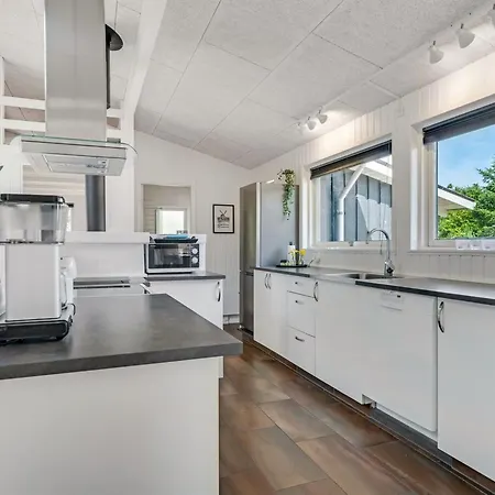 Anemette - 900m From The Sea By Interhome *